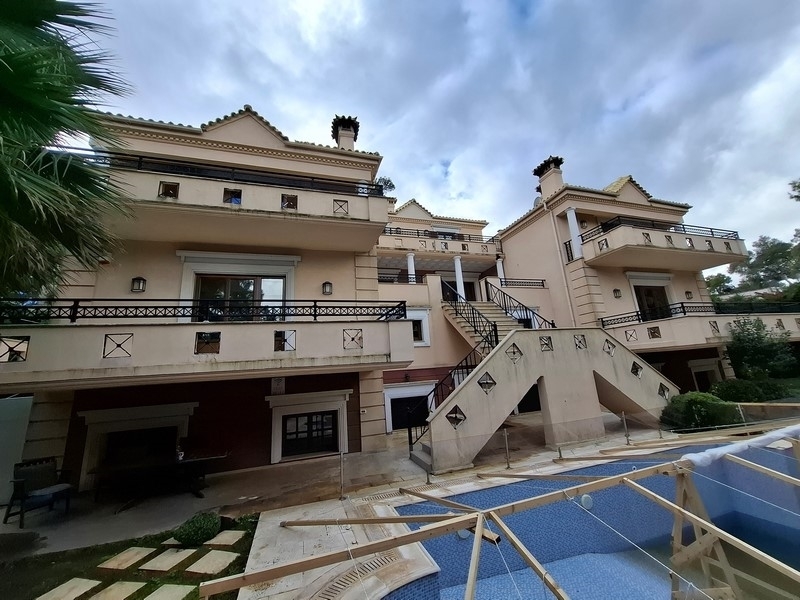 Εκάλη – Συγκρότημα Τριών Πολυτελών Μεζονετών 1.232 τ.μ. με Εσωτερική και Εξωτερική Πισίνα 