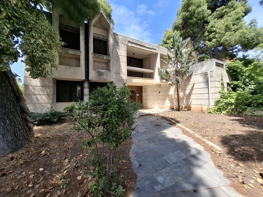 Εμβληματικό οικόπεδο στην Κάτω Εκάλη 2.057 τ.μ. για ανάπτυξη πολυτελούς κατοικίας 